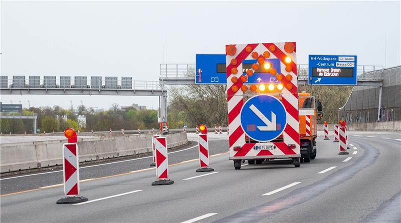 Die A7 ist an der Anschlussstelle Volkspark wegen Bauarbeiten im Bereich des Elbtunnels voll gesperrt.