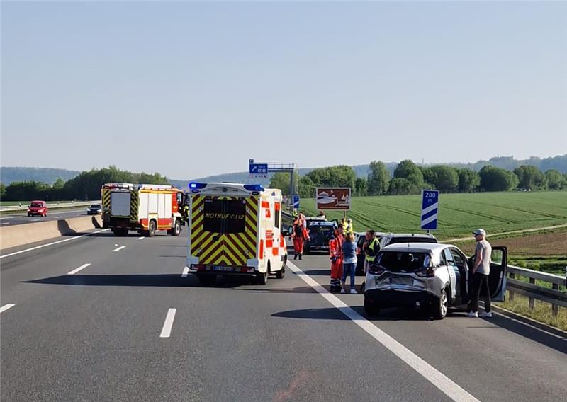 Weiterer Unfall auf der A7: Vier Personen verletzt Die A7 musste für die Aufräumarbeiten gesperrt werden. Foto: Feuerwehr