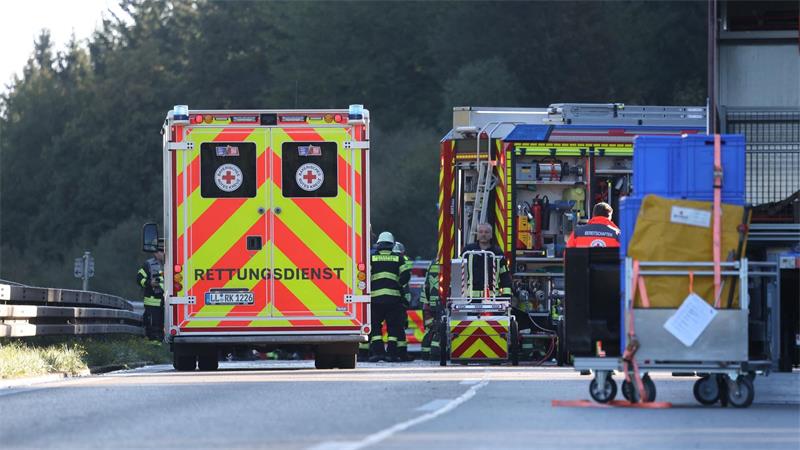 Zwei Tote und viele Verletzte bei Busunfall auf A96 Die A96 wurde für die Bergungsarbeiten in beiden Richtungen voll gesperrt.
