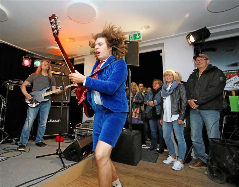 Die AC/DC-Coverband Nick Young liefert eine zweieinhalbstündige Show auf den Goslarschen Höfen ab. Foto: Epping