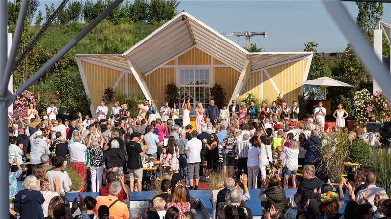 Ex-Frau Hertel moderiert für Mross: „Wir denken an dich!“ Die ARD-Sendung „Immer wieder sonntags“ geht ohne Hauptmoderator Stefan Mross über die Bühne.