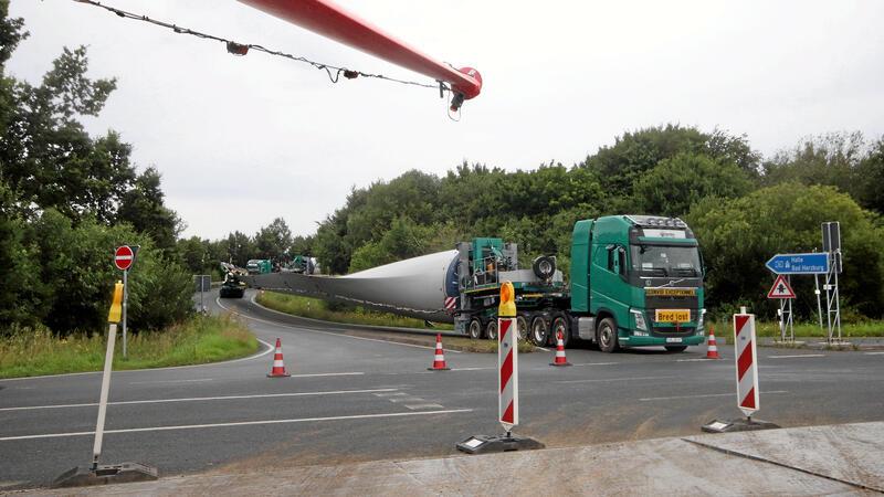 Schladen-Süd: A36-Abfahrt nach Schwertransport-Chaos wieder frei Die Abfahrt der Autobahnanschlussstelle Schladen-Süd blockieren am Freitagvormittag Schwertransporte.