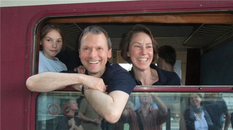 Pfarrer Andreas Labuhn geht in den Ruhestand Die Abfahrt ins Konfirmandenferienseminar steht kurz bevor: Andreas Labuhn und seine Frau Annemarie Pultke werden durchs offene Zugfenster auf dem Goslarer Bahnhof verabschiedet.