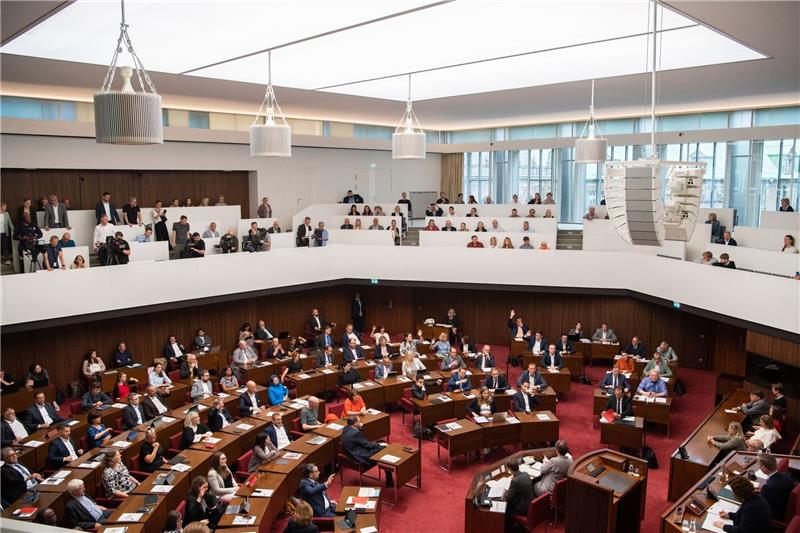 SPD, Grüne und Linke stimmen für neue Koalition in Bremen Die Abgeordneten der Bremischen Bürgerschaft nehmen an der konstituierende Sitzung teil.