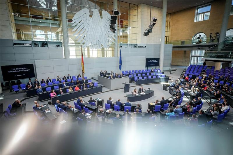 Die Abgeordneten des Bundestags kommen zu ihrer Sitzung zusammen.