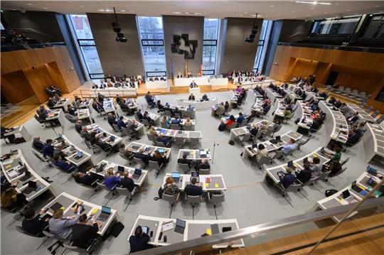 Die Abgeordneten sitzen während einer Sitzung im niedersächsischen Landtag.