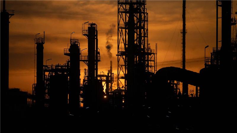 Die Abhängigkeit von globalen Krisen ist vielen in den Unternehmen bewusst, aktuell im Fokus: der Ölpreis. (Symbolfoto)