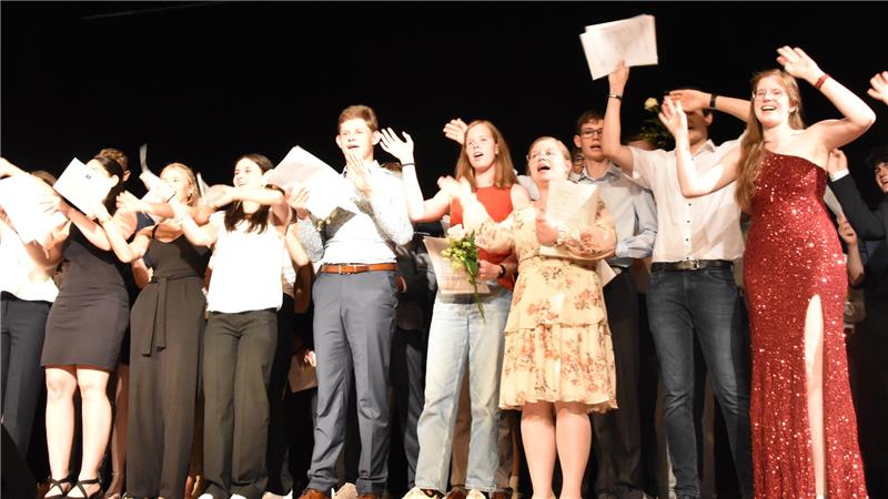 42 Abiturienten vom Jacobson-Gymnasium in Seesen verabschiedet Die Abiturienten singen ihre eigene Version von dem Lied „Das kann uns keiner nehmen“.