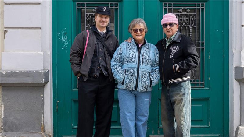Streetwear-Star mit 80 Jahren: „Gramps“ begeistert Millionen Die Abrams und Enkel Jannik Diefenbach: „Aber es ist sehr viel Abwechslung in unser Leben gekommen durch unseren Enkel“, sagt Angela Abram.