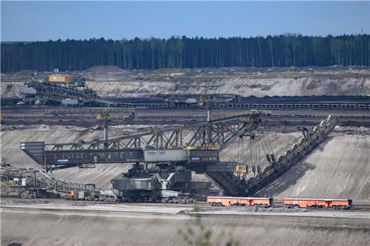 Die Abraumförderbrücke F60 legt im Tagebau Nochten mit Eimerkettenbaggern das Flöz frei.