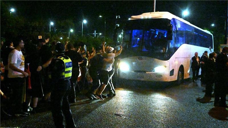 Die Abreise des iranischen Fußballteams vom Stadion war chaotisch. 