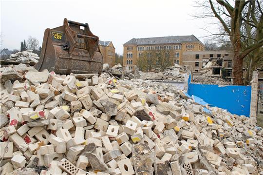 Die Abrissarbeiten am Pfalzquartier stocken. Foto. Epping