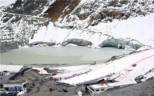 Die Abrisskante des Gletschers und der Zielbereich der Alpinen Ski-Weltcupstrecke am Rettenbachferner.