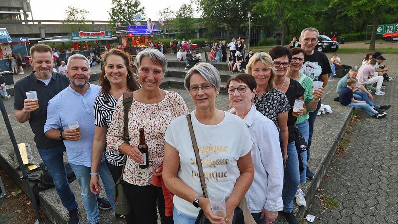 Die Abschlussjährgange der Jahre 1983 und 1985 (v. l.): Sven Martin, Holger Lietz, Stefanie Krüger, Isolde Christoffer, Simone Duwe-Irmer, Britta Conrad, Elena Herzberg, Angela Apel, Christiane Schecke, Frank Börner