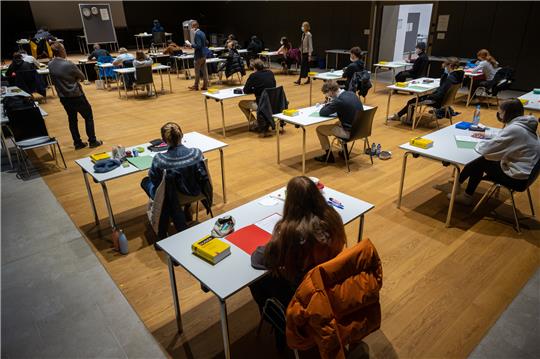Die Abschlussklassen 2023  können sich auch im diesen Jahr wieder über den Corona-Bonus freuen.  Foto: Peter Kneffel/dpa