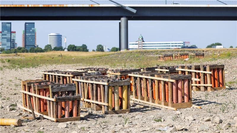 Feuerwerksunglück: Hinweis auf umgekippten Startbehälter Die Abschussvorrichtungen für das Feuerwerk der Rheinkirmes stehen auf den Rheinwiesen. Die Polizei prüft jetzt, ob eine umgekippte Halterung für das Unglück verantwortlich ist.