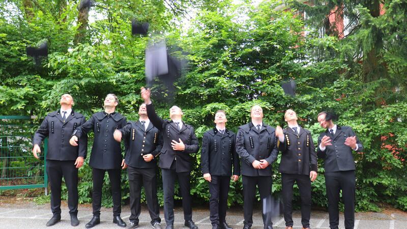 Im Oberharz gibt es neue Ingenieure und Techniker Die Absolventen der Ingenieursklasse werfen ihre Hüte.