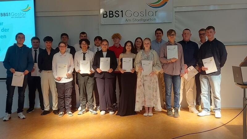 Berufsbildende Schulen Am Stadtgarten verabschieden Absolventen Die Absolventen der Klasse BB23.