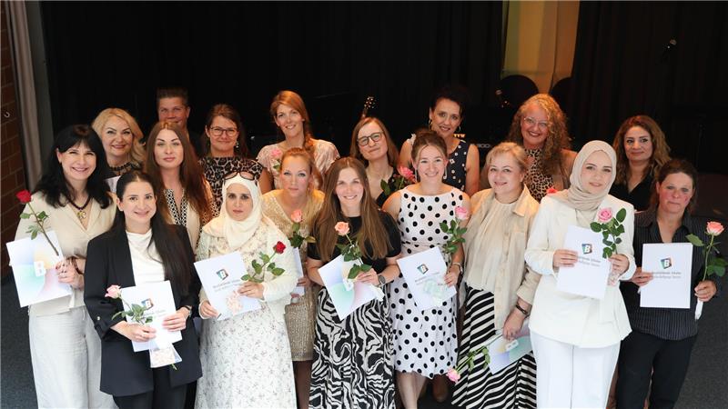 Basisausbildung sozialpädagogischer Assistent öffnet Perspektiven Mehrere Frauen stehen nebeneinander und halten Urkunden und eine Blume in der Hand.