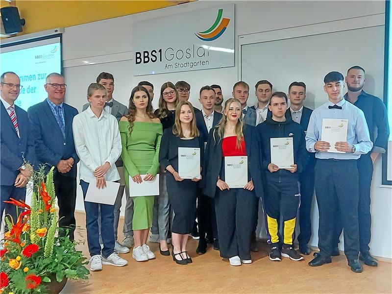 Berufsschule verabschiedet 45 Absolventen Die Absolventen der Klasse F 222 B präsentieren ihre Zeugnisse. Foto: Jelinski