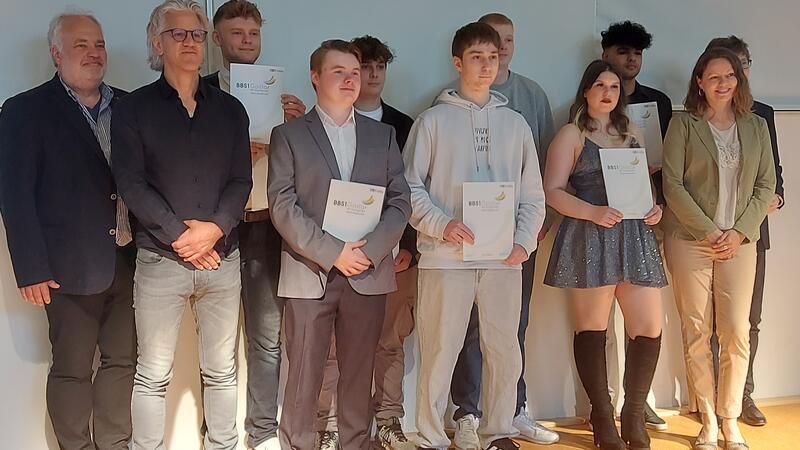 Berufsbildende Schulen Am Stadtgarten verabschieden Absolventen Die Absolventen der Klasse WI22.