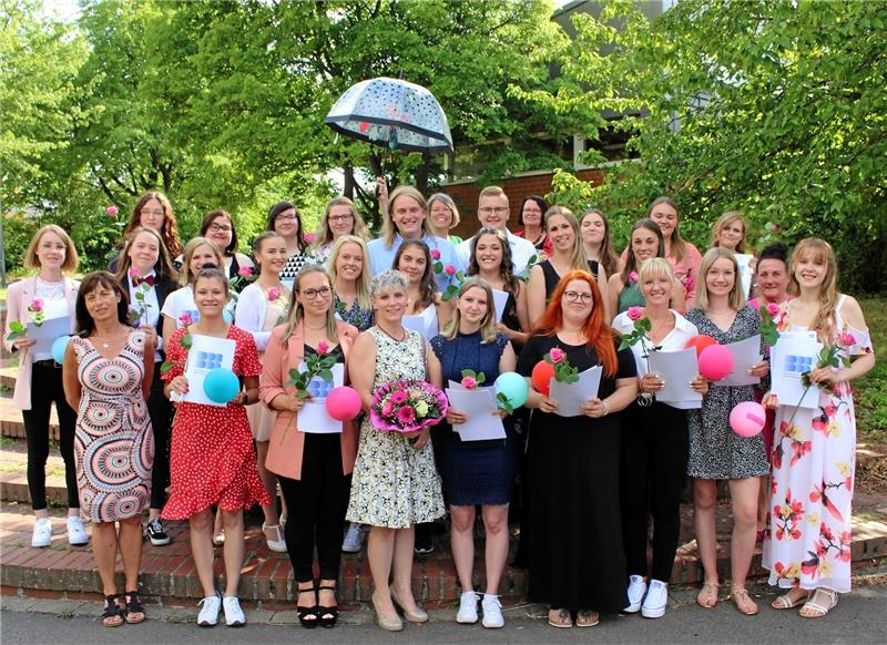Erzieherinnen erhalten ihre Abschlusszeugnisse Die Absolventinnen und Absolventen der zweijährigen Fachschule Sozialpädagogik. Foto: Hohaus