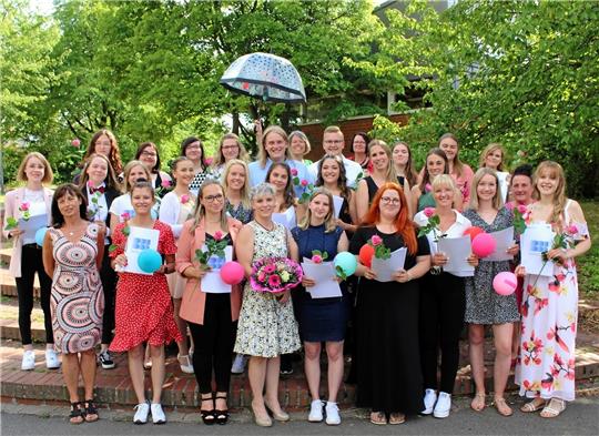 Die Absolventinnen und Absolventen der zweijährigen Fachschule Sozialpädagogik. Foto: Hohaus