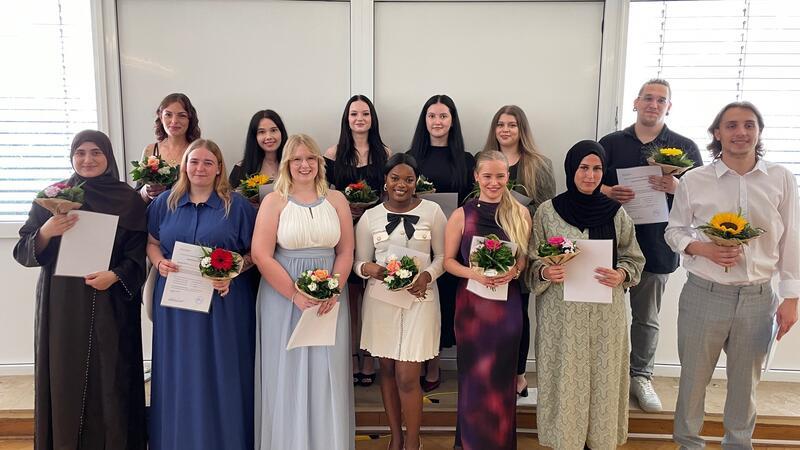Abschluss: „Endlich das Ziel erreicht“ Die Absolventinnen und Absolventen des Jahrgangs 23/24 strahlen über ihren erfolgreichen Ausbildungsabschluss. Jetzt geht es für sie los: Sie starten ihren Berufsweg auf den Stationen des Helios Klinikums Salzgitter.