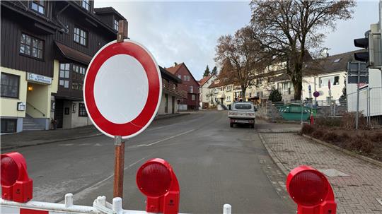 Das Foto zeigt die Absperrung einer Straße mit dem entsprechenden Schild.