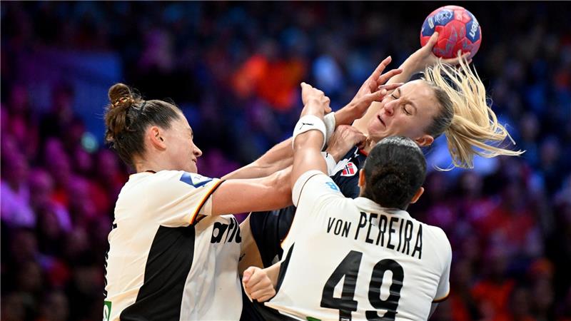 „Zeit, traurig zu sein“: Handballerinnen verpassen WM-Wunder Die Abwehr um Aimée von Pereira (r) ist das Punktstück im deutschen Team.
