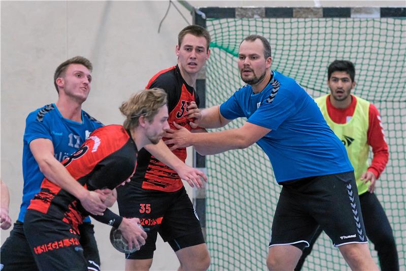 Derby in Hornburg mit "Salz in der Suppe" Die Abwehr wird zupacken müssen: Tristan Pahlen (li.) und Mike Laubner (re.) von der HSG Bad Harzburg/Vienenburg sind am Sonntag beim MTV Hornburg im Derby zu Gast. Foto: Drechsler