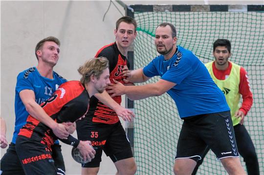Die Abwehr wird zupacken müssen: Tristan Pahlen (li.) und Mike Laubner (re.) von der HSG Bad Harzburg/Vienenburg sind am Sonntag beim MTV Hornburg im Derby zu Gast.  Foto: Drechsler