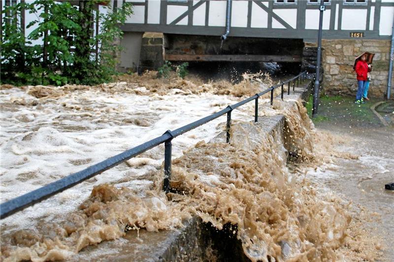 Die Abzucht führte nach tagelangem Regen gewaltige Wassermassen, die über die Ufer traten.  Fotos: Epping