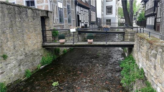 Die Abzucht in Goslar am Pegel Oker – hier eher unscheinbar, bei einemJahrhunderthochwasser aber eine Gefahr.