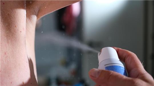 Die Achsel muss safe sein: Ein Mann sprüht Deodorant auf seine Achselhöhle. (Symbolbild)