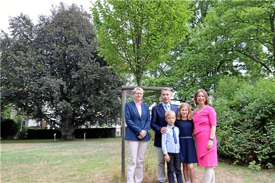 Die Adelsfamilie Mackensen von Astfeld kommt aus München nach Astfeld zu Besuch. Hier zu sehen mit Barbara Eberhardt vor der Hainbuche, die anlässlich der Taufe von Frederic-Alexander gepflanzt wurde. Foto: Jambrek