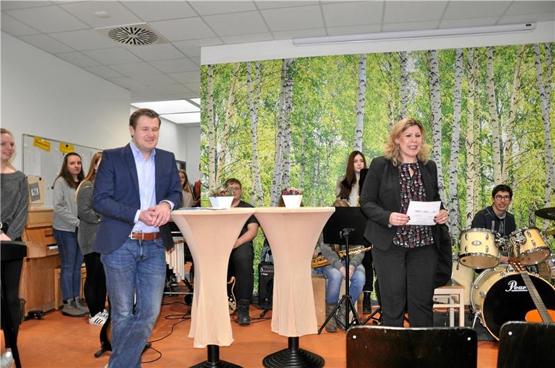 Die Adolf-Grimme-Gesamtschule benötigt mehr Schüler-Nachschub für ihre Oberstufe: Ende Januar 2019 eröffnen Oberstufen-Leiter Dr. Julian Geisler (li.) und Direktorin Isabell Lenius den neu hergerichteten Trakt für die oberen Jahrgänge.  Archivfoto: Heine