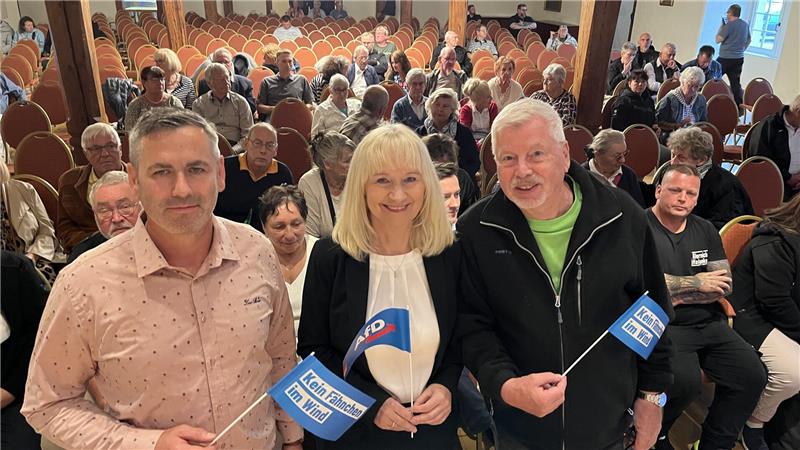 Demo am Bündheimer Schloss gegen Bundestagsabgeordnete Baum Die AfD-Bundestagsabgeordnete Christina Baum ist Gast im Bündheimer Schloss. Der Saal ist spärlich besetzt, rund 80 Gäste besuchen die Veranstaltung, zu der Dennis Möhring (l.), AfD-Vorsitzender aus dem Harzkreis, und Stephan Kowallis, AfD-Ratsherr in Bad Harzburg (r.) eingeladen haben.