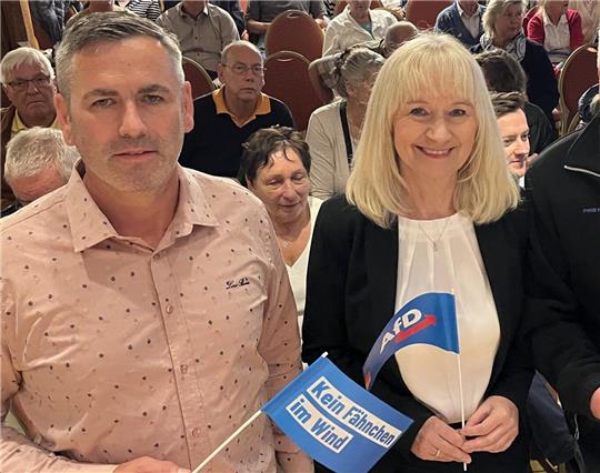 Die AfD-Bundestagsabgeordnete Christina Baum und der Ostharzer AfD-Kreisvorsitzende Dennis Möhring beklagen sich über Halal-Wurst.