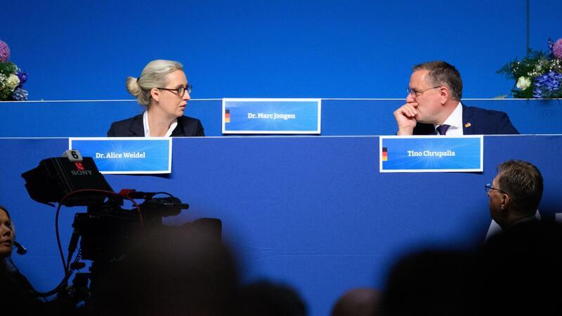 AfD-Parteitag: Treueschwüre und Witze über Abschiebungen Die AfD-Bundesvorsitzenden Alice Weidel und Tino Chrupalla beim Bundesparteitag der AfD in der Grugahalle in Essen.