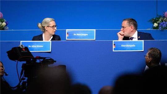 Die AfD-Bundesvorsitzenden Alice Weidel und Tino Chrupalla beim Bundesparteitag der AfD in der Grugahalle in Essen.