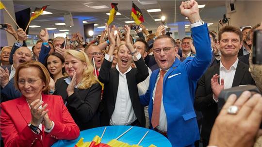 Die AfD-Chefs Alice Weidel und Tino Chrupalla jubeln in der AfD-Parteizentrale.
