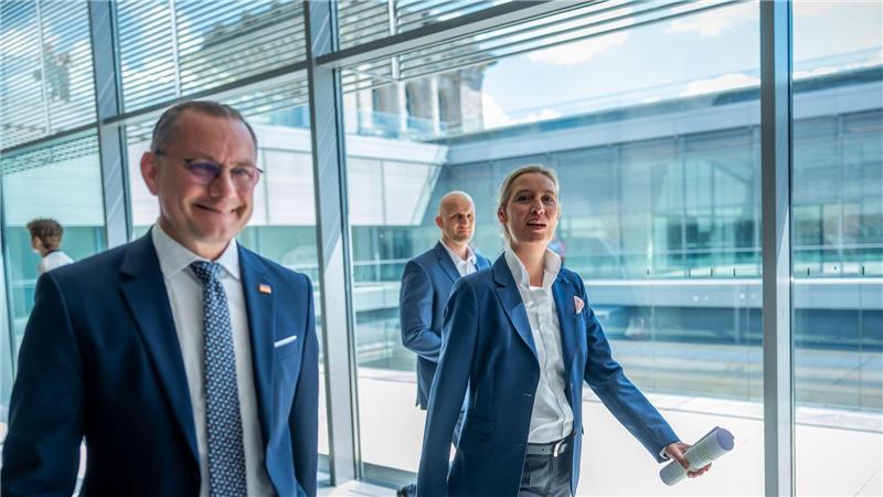 AfD-Chefs bekommen deutlich mehr Geld Die AfD-Chefs Tino Chrupalla (l.) und Alice Weidel können sich über einen spürbaren Anstieg ihrer Monatseinkünfte freuen. (Archivbild)