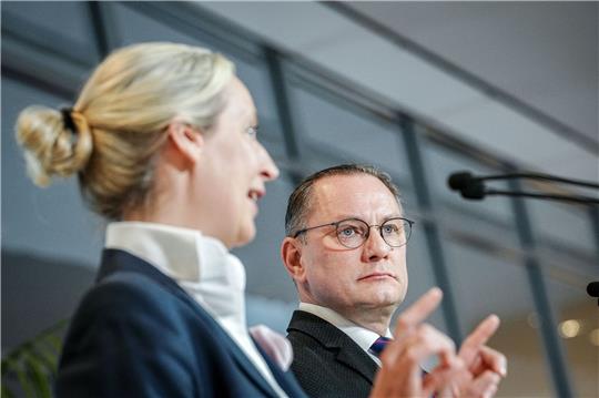 Die AfD-Politiker Alice Weidel und Tino Chrupalla - ihre Partei soll mehr als 100 Rechtsextremisten im Bundestag beschäftigen.