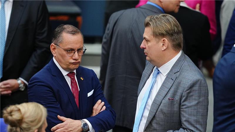 Staatsanwaltschaft ermittelt gegen AfD-Politiker Krah Die AfD-Spitze - links Parteichef Tino Chrupalla - ist wieder einmal mit Negativ-Schlagzeilen um Parteikollege Maximilian Krah (r.) konfrontiert. Krah ist gerade erst neu in den Bundestag eingezogen. (Archivbild)