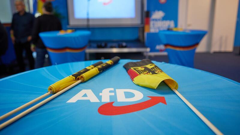 Weitere AfD-Klagen gegen Kündigung der Parteitagshalle Die AfD hat zwei weitere Klagen gegen die Kündigung des Mietvertrags für die Veranstaltungshalle ihres Bundesparteitages eingereicht.