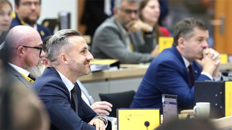 CDU Sachsen-Anhalt: Streit um eidesstattliche Versicherung Die AfD in Sachsen-Anhalt hat derzeit gut lachen: Spitzenkandidat Ulrich Siegmund (2. von links) will sich im Dezember zum Ministerpräsidenten wählen lassen. (Archivfoto)