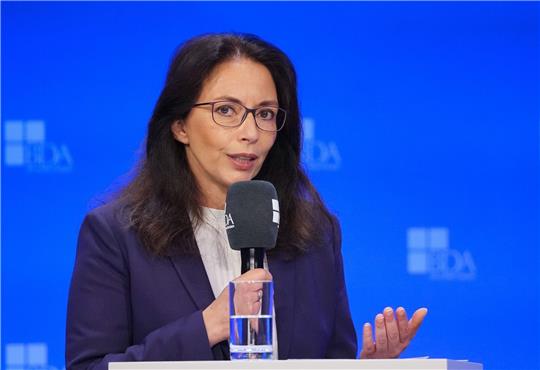 «Die AfD ist eine Partei der Rassisten, die auch Arbeitnehmerinnen und Arbeitnehmer gegeneinander hetzen will, statt gemeinsam Fortschritt für alle zu erreichen», sagt DGB-Vorsitzende Yasmin Fahimi.