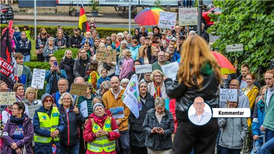 Die AfD lud zur Wahlkampfveranstaltung mit Rednern wie dem EU-Parlamentsabgeordneten Maximilian Krah ins Bündheimer Schloss ein. Und direkt vor der Tür startete das Bündnis gegen Rechtsextremismus eine Kundgebung.