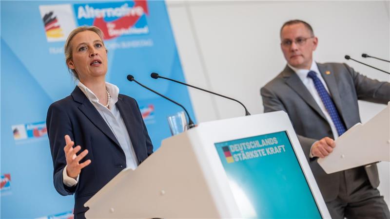 Die AfD von Alice Weidel und Tino Chrupalla hat in jüngsten Umfragen klar die Nase vorn. (Archivbild)